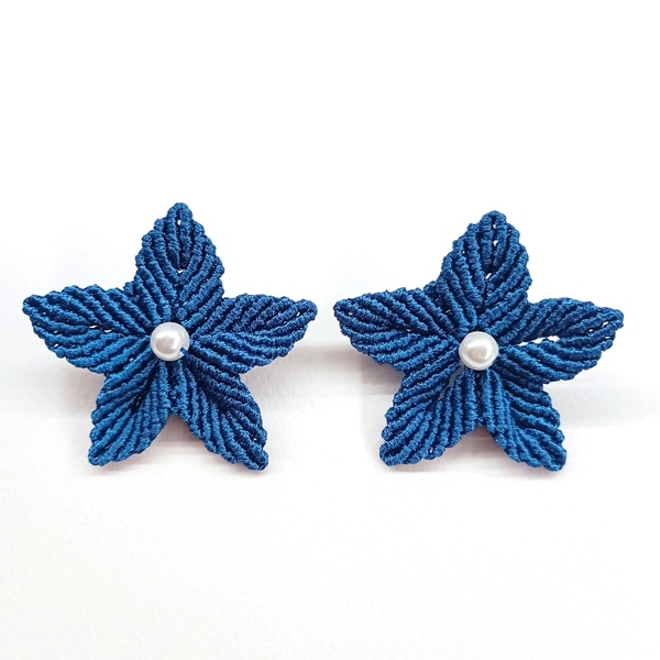 Μακραμέ χειροποίητα σκουλαρίκια Λουλούδια με πέρλα, χρώμα μπλε ραφ, 5,5 εκ - νήμα, μακραμέ, ατσάλι, μεγάλα, με κλιπ