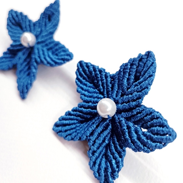 Μακραμέ χειροποίητα σκουλαρίκια Λουλούδια με πέρλα, χρώμα μπλε ραφ, 5,5 εκ - νήμα, μακραμέ, ατσάλι, μεγάλα, με κλιπ - 2