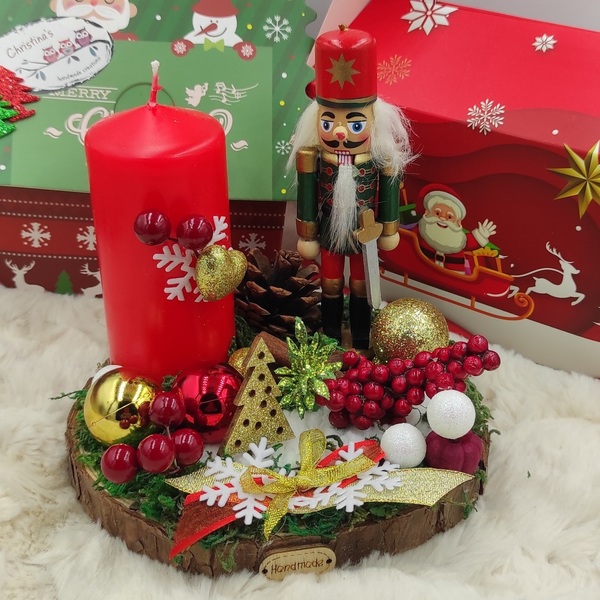 Χειροποίητο διακοσμητικό με κόκκινο κερί, καρυοθραύστη, κουκουνάρι και διακοσμητικά σε κορμό δέντρου 15cm - ξύλο, διακοσμητικά, χριστουγεννιάτικα δώρα, κεριά - 5