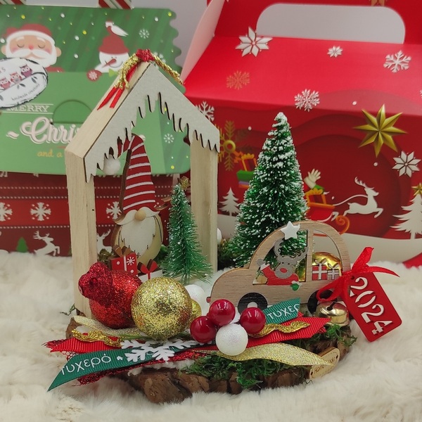 Χειροποίητο ξύλινο διακοσμητικό-γούρι με νάνο σε σπιτάκι, αυτοκινητάκι, έλατο και διακοσμητικά σε κορμό δέντρου 15cm - ξύλο, σπίτι, χριστουγεννιάτικα δώρα, γούρια - 2
