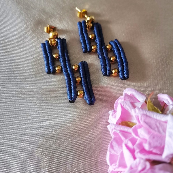 Μακραμέ γεωμετρικά μπλε ρουά καρφωτα σκουλαρίκια με χρυσές χάντρες - νήμα, μακραμέ, καρφωτά, μικρά, καρφάκι - 3