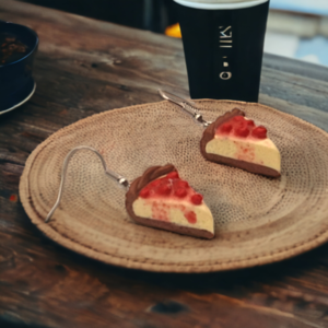 "Cheese Cake" I Χειροποίητα μοντέρνα κρεμαστά σκουλαρίκια από πολυμερικό πηλό 4,5 cm - χρώμα καφέ / κόκκινο / βανίλια - πηλός, μικρά, κρεμαστά, γάντζος