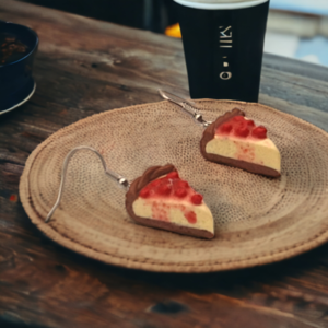 "Cheese Cake" I Χειροποίητα μοντέρνα κρεμαστά σκουλαρίκια από πολυμερικό πηλό 4,5 cm - χρώμα καφέ / κόκκινο / βανίλια - πηλός, μικρά, κρεμαστά, γάντζος - 2