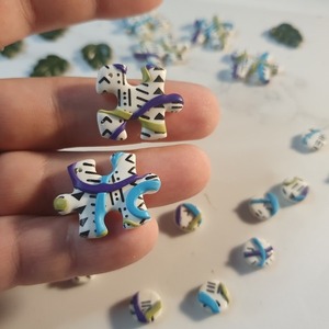 "Puzzle Splashes " I Χειροποίητα μοντέρνα κρεμαστά σκουλαρίκια από πολυμερικό πηλό 9 cm - χρώμα λευκό / μπλε / μωβ / πράσινο / μαύρο - πηλός, boho, κρεμαστά, γάντζος - 4