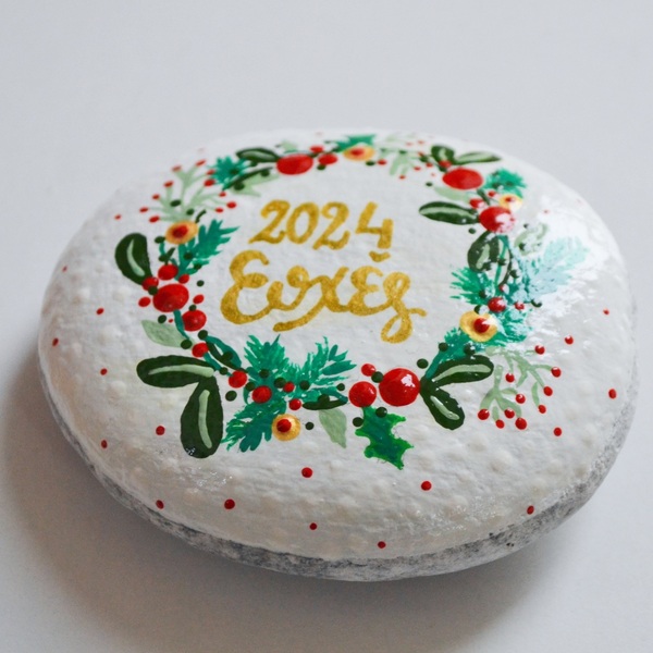 Πέτρα με ευχές για το 2024, μήκους περίπου 8 εκ., ζωγραφισμένη στο χέρι με ένα γιορτινό στεφάνι - γούρι, πέτρα, στεφάνια, διακοσμητικά - 2