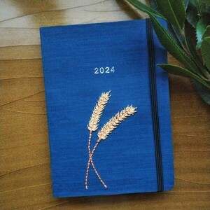 Ημερήσιο ημερολόγιο 2024 μπλε με κεντημένο εξώφυλλο στάχυα - ημερολόγια - 3