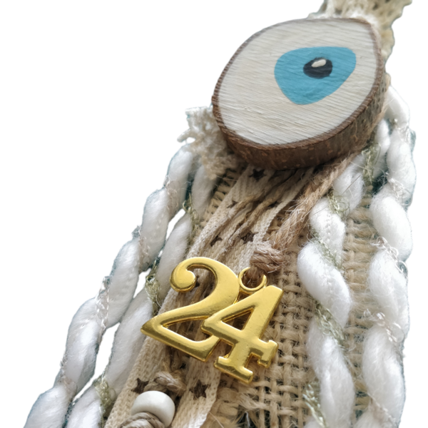 "Μάτι μπλε!" - Χειροποίητο γούρι 2024 μήκος 25 εκ. Καφέ ξύλο ζωγραφισμένο στο χέρι με μαλλί και κορδέλες μπεζ λευκό - γούρι, μάτι, χριστουγεννιάτικα δώρα, πρωτότυπα δώρα, γούρια