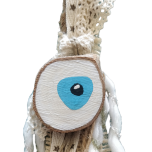 "Μάτι μπλε!" - Χειροποίητο γούρι 2024 μήκος 25 εκ. Καφέ ξύλο ζωγραφισμένο στο χέρι με μαλλί και κορδέλες μπεζ λευκό - γούρι, μάτι, χριστουγεννιάτικα δώρα, πρωτότυπα δώρα, γούρια - 3