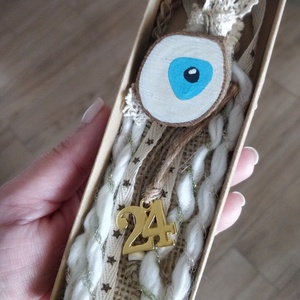 "Μάτι μπλε!" - Χειροποίητο γούρι 2024 μήκος 25 εκ. Καφέ ξύλο ζωγραφισμένο στο χέρι με μαλλί και κορδέλες μπεζ λευκό - γούρι, μάτι, χριστουγεννιάτικα δώρα, πρωτότυπα δώρα, γούρια - 2