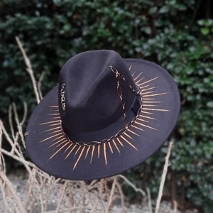 Black glamorous hat - ζωγραφισμένα στο χέρι, τσόχα - 4