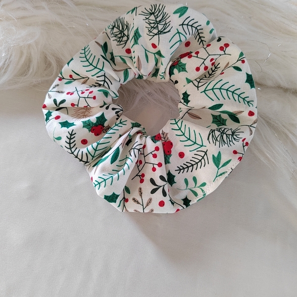 Σετ από δύο χειροποίητα χριστουγεννιάτικα scrunchies λαστιχάκια μαλλιών με γκι σε άσπρο και μπορντό 2τμχ medium size - ύφασμα, χριστούγεννα, χριστουγεννιάτικα δώρα, σετ δώρου, λαστιχάκια μαλλιών - 3
