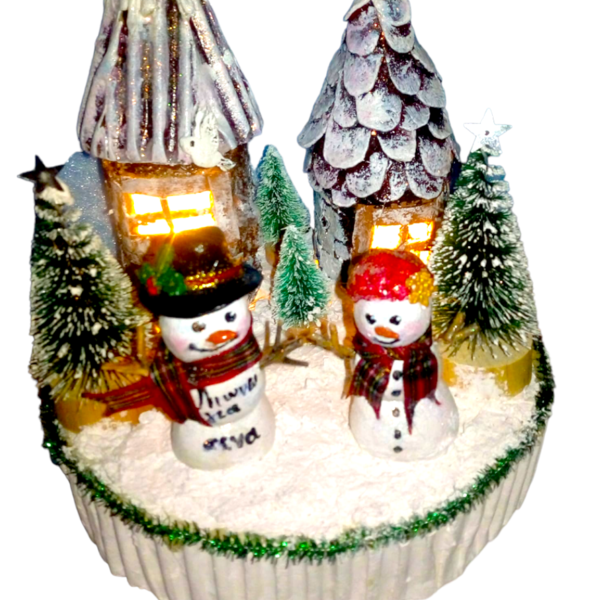 Γουρι 2024. Χειροποιητη Χριστουγεννιατικη συνθεση φωτιζομενη(με led μπαταριας),με χιονανθρωπους απο πηλο - ξύλο, vintage, σπίτι, πηλός, γούρια - 3