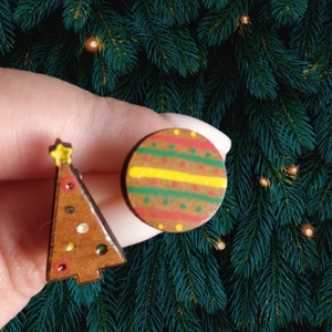 "Xmas Ball!" - Καρφωτά σκουλαρίκια χριστουγεννιάτικο δέντρο και vintage μπάλα από ξύλο 1,3 εκ. ζωγραφισμένα στο χέρι, βάση ατσάλι - ξύλο, καρφωτά, χριστουγεννιάτικο δέντρο, κοσμήματα - 2