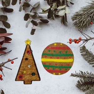 "Xmas Ball!" - Καρφωτά σκουλαρίκια χριστουγεννιάτικο δέντρο και vintage μπάλα από ξύλο 1,3 εκ. ζωγραφισμένα στο χέρι, βάση ατσάλι - ξύλο, καρφωτά, κοσμήματα - 4