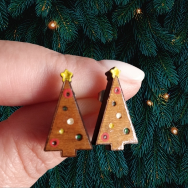 "Xmas Trees!" - Καρφωτά σκουλαρίκια χριστουγεννιάτικο δέντρο από ξύλο 1,3 εκ. ζωγραφισμένα στο χέρι, βάση ατσάλι - ξύλο, καρφωτά, χριστουγεννιάτικο δέντρο, κοσμήματα - 2