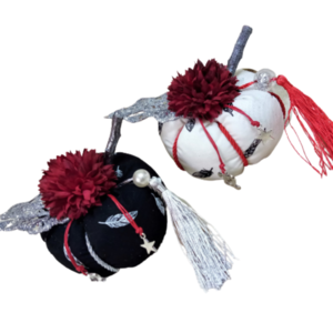 Χειροποίητη κολοκύθα - λευκή ή μαύρη με κόκκινο λουλούδι (8,5 χ 9 εκ.) - ύφασμα, χριστουγεννιάτικο, χριστουγεννιάτικα δώρα, κολοκύθα, γούρια - 3