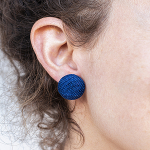 Στρογγυλά σκουλαρίκια από μπλε ύφασμα - ύφασμα, καρφωτά, μικρά, ατσάλι - 3