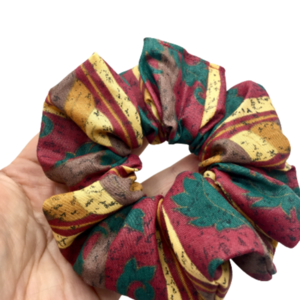 Υφασμάτινο λαστιχάκι scrunchie για τα μαλλιά μεσαίου μεγέθους ( medium) 'bordeaux' σε μπορντώ μπεζ και πράσινες αποχρώσεις , διάμετρου 12 εκ. - ύφασμα, κορίτσι, για τα μαλλιά, λαστιχάκια μαλλιών - 4