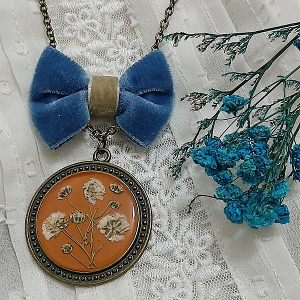 Μενταγιόν "blooming bow in blue" - γυαλί, μακριά, λουλούδι, μπρούντζος, μενταγιόν