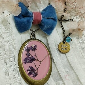 Μενταγιόν "blooming bow in blue" II - γυαλί, μακριά, λουλούδι, μπρούντζος, μενταγιόν
