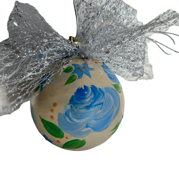 Μπάλα ζωγραφισμένη στο χέρι γαλάζια λουλούδια ασημί κορδέλα - ζωγραφισμένα στο χέρι, πλαστικό, στολίδια, μπάλες