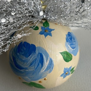 Μπάλα ζωγραφισμένη στο χέρι γαλάζια λουλούδια ασημί κορδέλα - ζωγραφισμένα στο χέρι, πλαστικό, στολίδια, μπάλες - 2