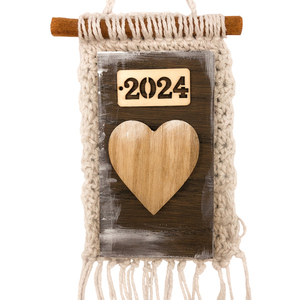 Ξύλινο γούρι 2024 «ξύλινη καρδούλα» σε ξύλο και βάση από νήμα μακραμέ. Διαστάσεις: 20*8 εκ. - ξύλο, νήμα, γούρια, κρεμαστό διακοσμητικό - 4