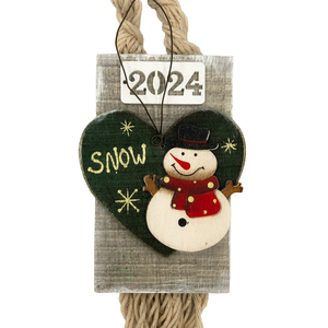 Ξύλινο γούρι 2024 «χιονάνθρωπος» σε ξύλο και βάση από νήμα μακραμέ. Διαστάσεις: 20*8 εκ. - ξύλο, νήμα, γούρια, christmas decoration, κρεμαστό διακοσμητικό - 2