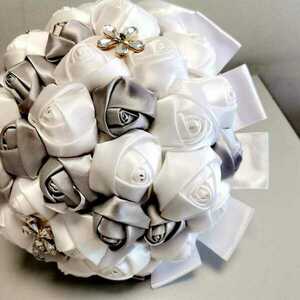 Γαμήλια Ανθοδέσμη γάμου με σατέν λουλουδια λευκα-ασημι - 3