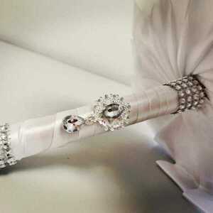 Γαμήλια Ανθοδέσμη γάμου με σατέν λουλουδια λευκα-ασημι - 4