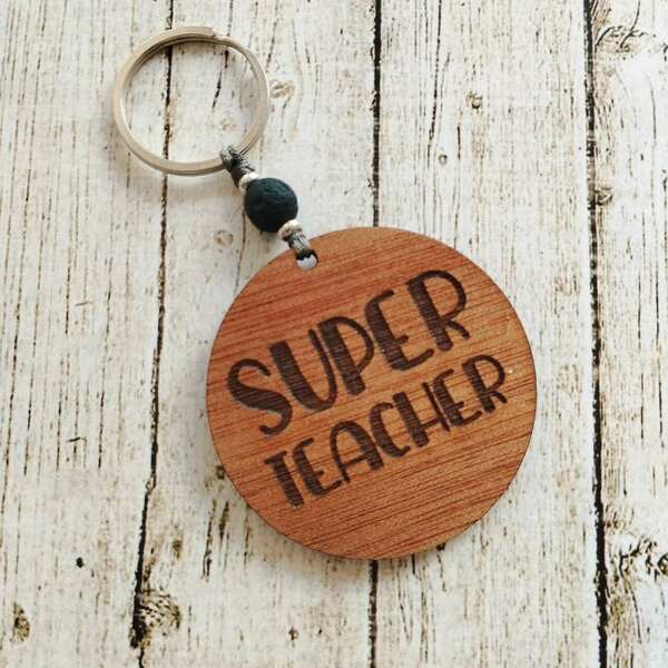 Ξύλινο μπρελόκ στρογγυλό "Super teacher" για τον καλύτερο δάσκαλο - ξύλο, δώρα για δασκάλες, γούρια, ανδρικά μπρελόκ - 2