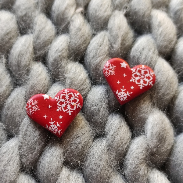 Κόκκινα καρφωτά σκουλαρίκια καρδούλες με χειμωνιάτικο μοτίβο χιονονιφάδες. - καρδιά, πηλός, καρφωτά, χριστούγεννα, χιονονιφάδα