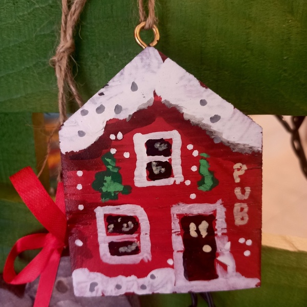 Χιονισμένο χριστουγεννιάτικο σπιτάκι PUB από ξύλο πεύκου ζωγραφισμένο στο χερι - ξύλο, vintage, σπίτι, στολίδια - 3