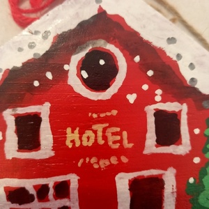 Χιονισμένο σπιτάκι HOTEL ζωγραφισμένο στο χέρι από ξύλο πεύκου - ξύλο, vintage, σπίτι, στολίδια, προσωποποιημένα - 4