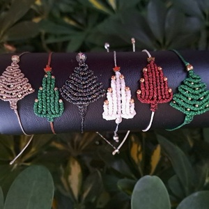 Macrame βραχιόλι χριστουγεννιάτικο δέντρο από κόκκινη μεταλιζέ κλωστή - μακραμέ, χάντρες, χριστουγεννιάτικο δέντρο, χεριού, αυξομειούμενα - 2