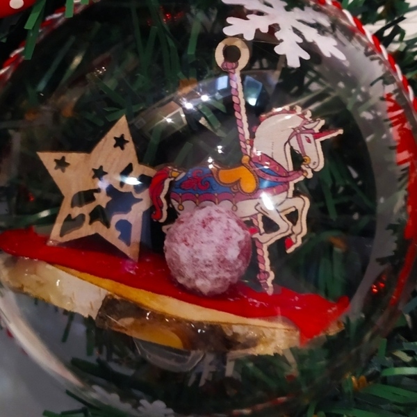 Χριστουγεννιάτικο χιονισμένο στεφάνι 45 εκατοστών διακοσμημένο με plexiglass μπάλες - στεφάνια, plexi glass, διακοσμητικά, κουκουνάρι - 2