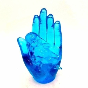 Χειροποίητο διακοσμητικό χέρι με μωρό από υγρό γυαλί light blue 11,5 * 6 εκ. - ρητίνη, διακοσμητικά, γενική διακόσμηση - 4