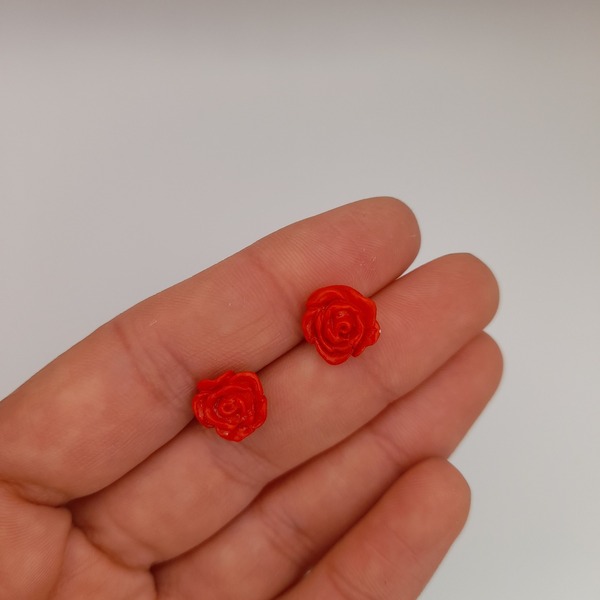 Μικρα σκουλαρικια καρφωτα τριανταφυλλα σε κοκκινο χρωμα απο πολυμερικο πηλο και ατσαλι. - πηλός, λουλούδι, μικρά, ατσάλι, φθηνά - 2
