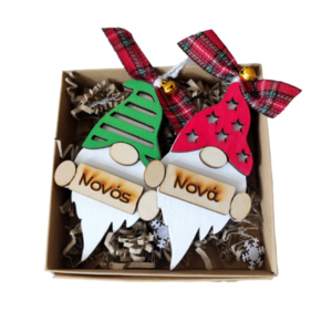 Ξύλινα κρεμαστά gnomes σετ, ζωγραφισμένα στο χέρι σε πράσινες και κόκκινες αποχρώσεις, για χριστουγεννιάτικο δώρο νονών. Η συσκευασία του σετ περιλαμβάνει κουτάκι κραφτ. - ξύλο, νονά, στολίδια - 2