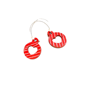 Σκουλαρίκια ξύλινα κόκκινη μπάλα με καρδιά - ξύλο, καρδιά, κοσμήματα, γάντζος, χριστουγεννιάτικα δώρα - 2