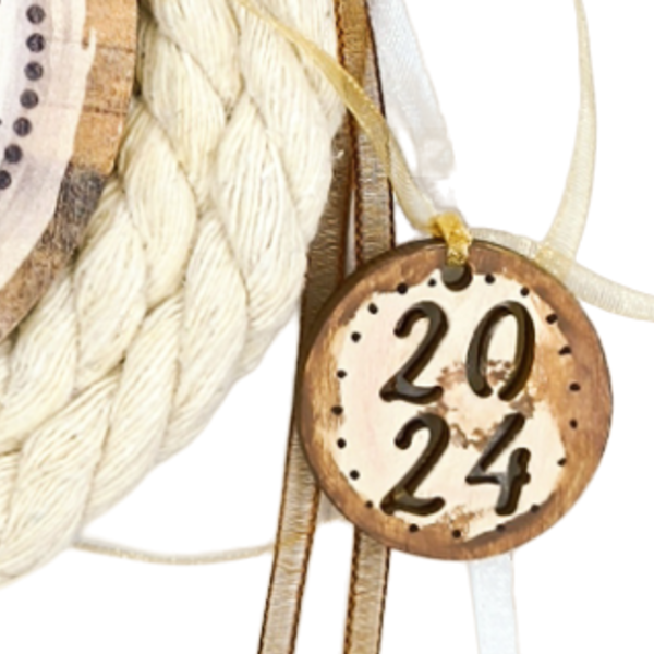 Γούρι 2024 - Ξύλινο κρεμαστό γούρι με ευχές Υγεία, Αγάπη, Τύχη, Χαρά σε εκρού βαμβακερό κορδόνι - ύφασμα, ξύλο, νήμα, γούρια - 4