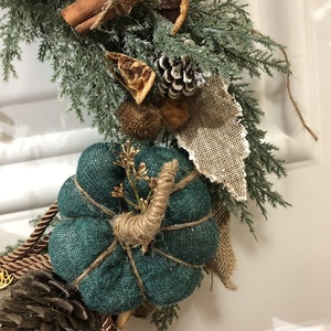 Χειροποίητο Χριστουγεννιάτικο στεφάνι πόρτας - κορδέλα, ξύλο, κουκουνάρι - 2