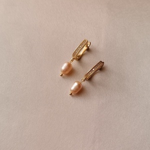 MACAROON earrings | σκουλαρίκια με μαργαριτάρια σε baby pink απόχρωση - μαργαριτάρι, επιχρυσωμένα, ατσάλι, καρφάκι - 2