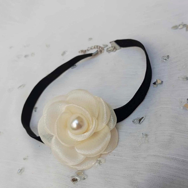 Μαύρο τσόκερ με λευκό λουλούδι - ύφασμα, τριαντάφυλλο, βελούδο, λουλούδι, πέρλες