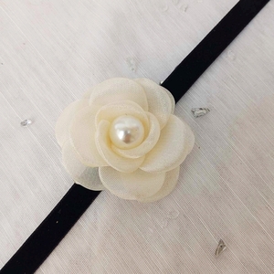 Μαύρο τσόκερ με λευκό λουλούδι - ύφασμα, τριαντάφυλλο, βελούδο, λουλούδι, πέρλες - 3