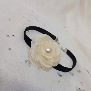 Μαύρο τσόκερ με λευκό λουλούδι - ύφασμα, τριαντάφυλλο, βελούδο, λουλούδι, πέρλες - 4