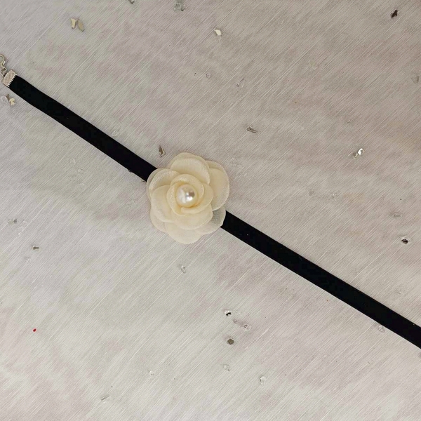 Μαύρο τσόκερ με λευκό λουλούδι - ύφασμα, τριαντάφυλλο, βελούδο, λουλούδι, πέρλες - 5