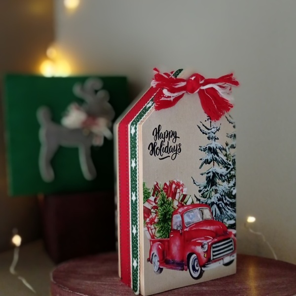 Γούρι 2024 ξύλινο σπιτάκι happy holidays 15*8*4εκ. κόκκινο αυτοκίνητο - ξύλο, σπίτι, αυτοκίνητα, χριστουγεννιάτικα δώρα, στολίδια - 2