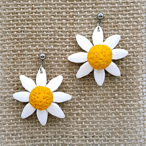 Καρφωτά σκουλαρίκια λευκό λουλούδι από πολυμερικό πηλό- διαστάσεων 3 εκ. - πηλός, λουλούδι, μικρά, ατσάλι - 3