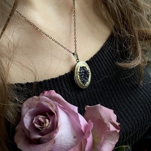 Vintage Locket | Χειροποίητο μενταγιόν φωτογραφοθήκη με μαύρα λουλούδια (Πολυμερικός Πηλός, Μπρούτζος) (40εκ.+5εκ. Αυξομείωση) - πηλός, λουλούδι, μπρούντζος, μενταγιόν